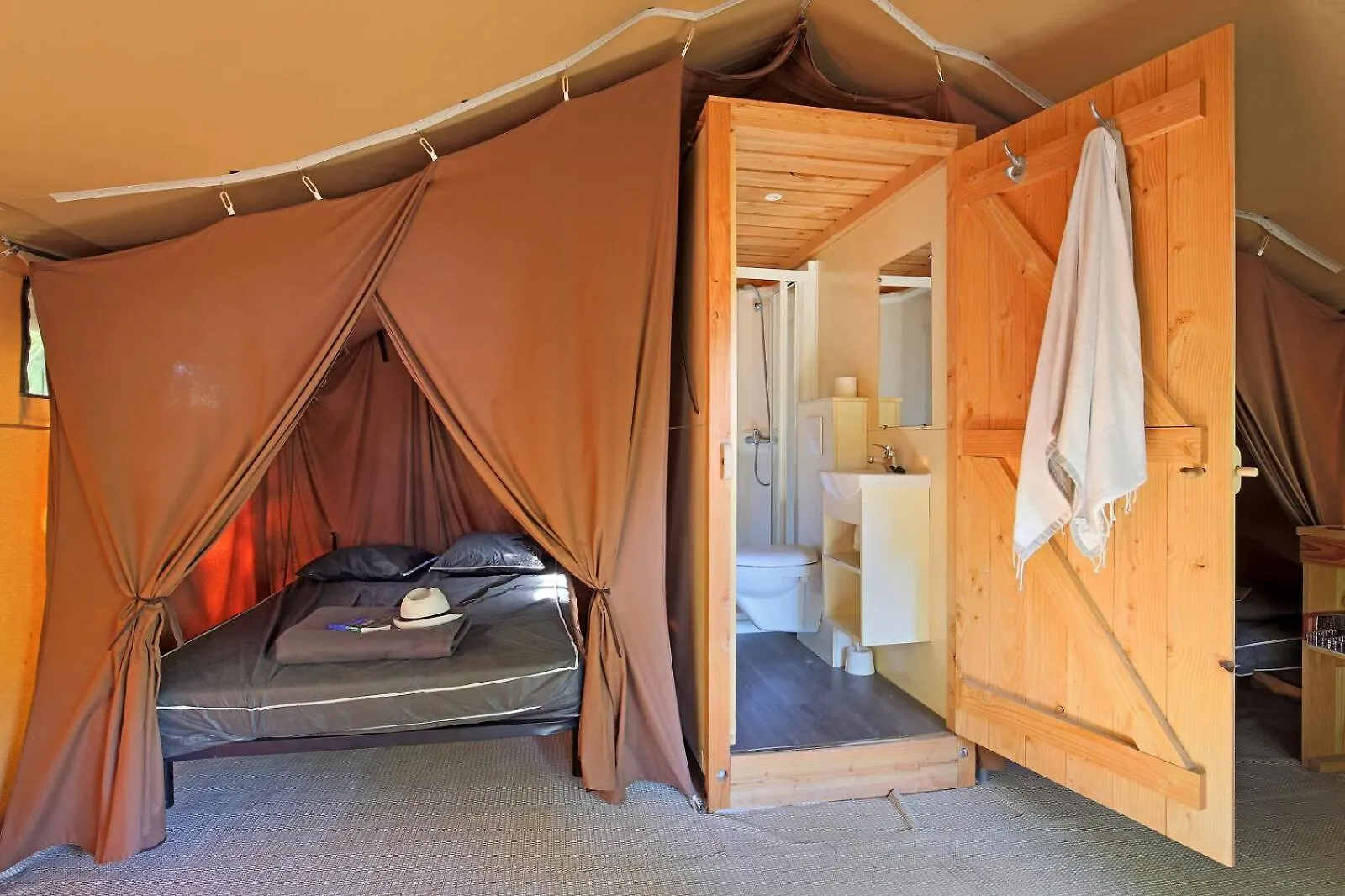 **** Camping Huttopia Royat France